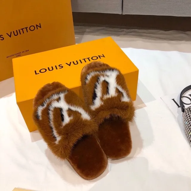 Louis Vuitton Pantufas de pele Monograma Marrom Branco 2