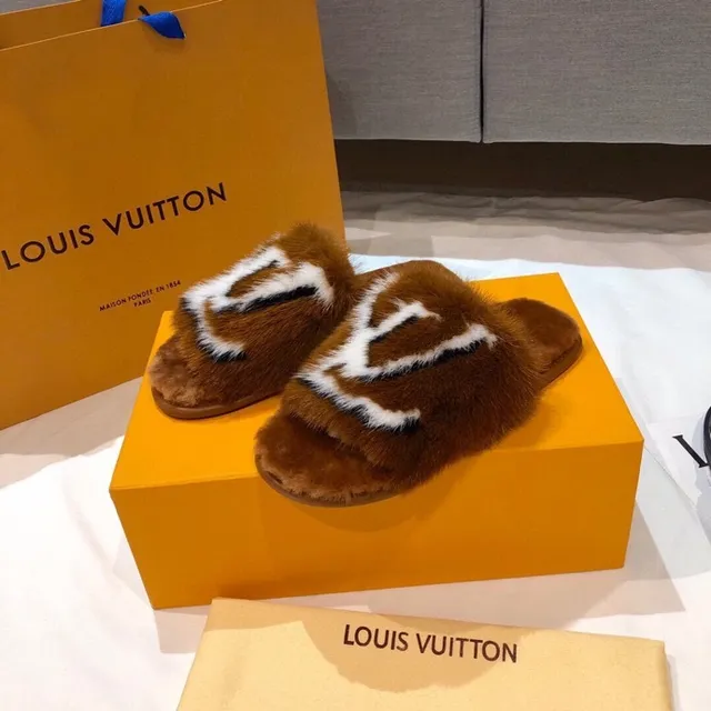 Louis Vuitton Pantufas de pele Monograma Marrom Branco 3