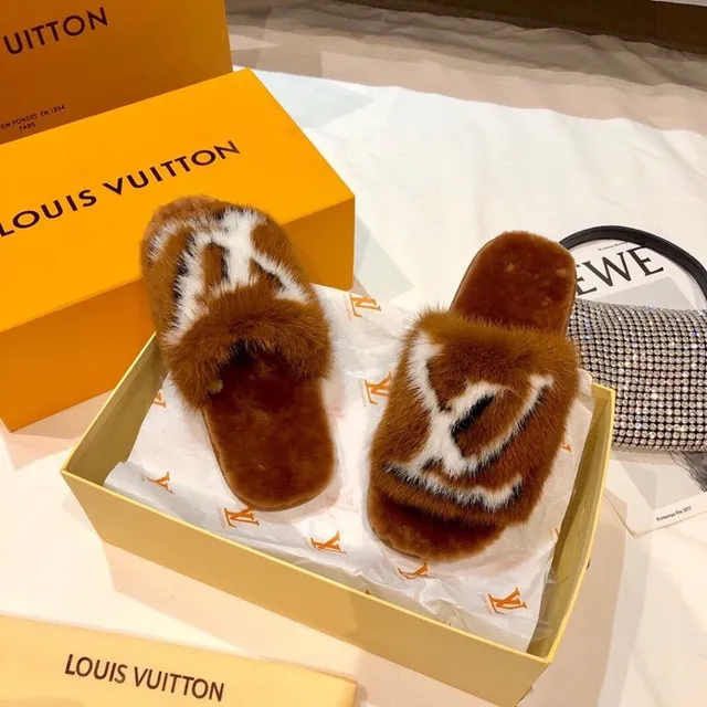 Louis Vuitton Pantufas de pele Monograma Marrom Branco 4