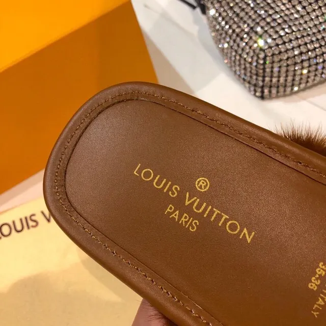 Louis Vuitton Pantufas de pele Monograma Marrom Branco 6