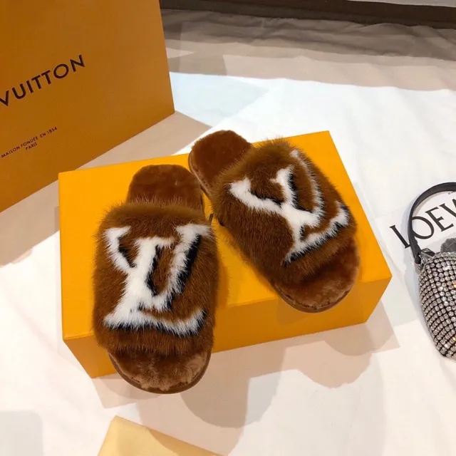 Louis Vuitton Pantufas de pele Monograma Marrom Branco 7