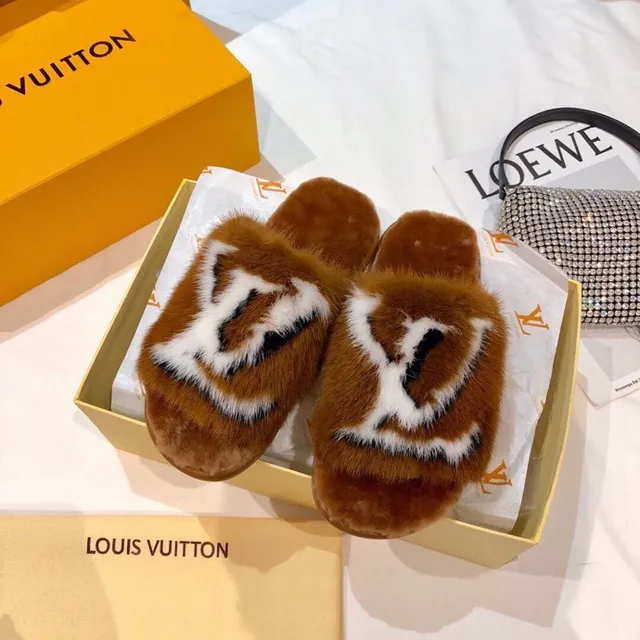 Louis Vuitton Pantufas de pele Monograma Marrom Branco 8