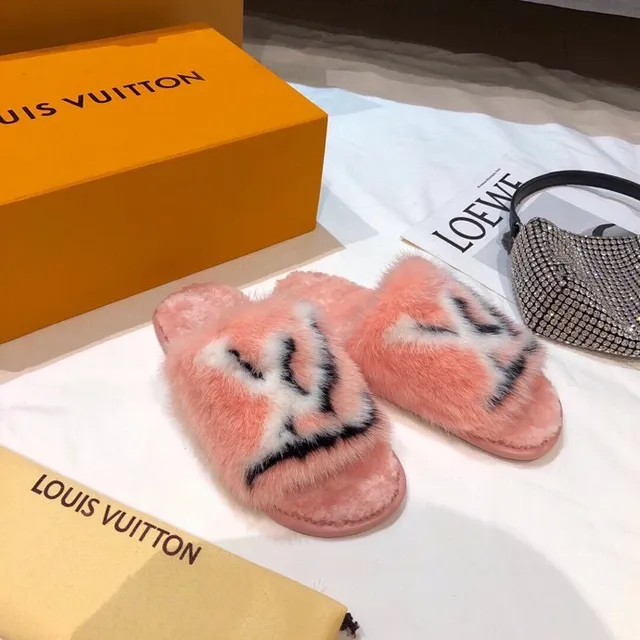 Louis Vuitton mules fourrées monogramme rose 2