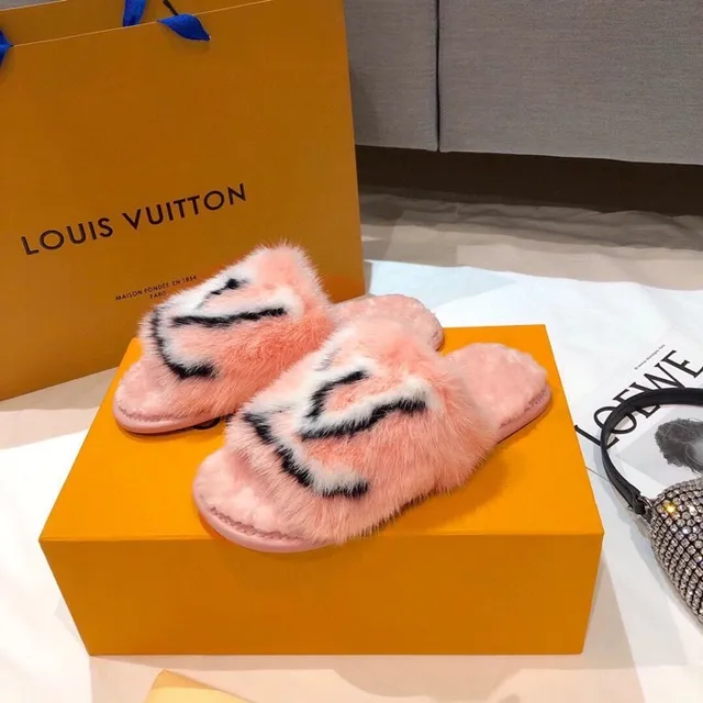 Louis Vuitton mules fourrées monogramme rose 8