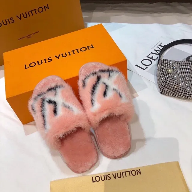 Louis Vuitton mules fourrées monogramme rose 9