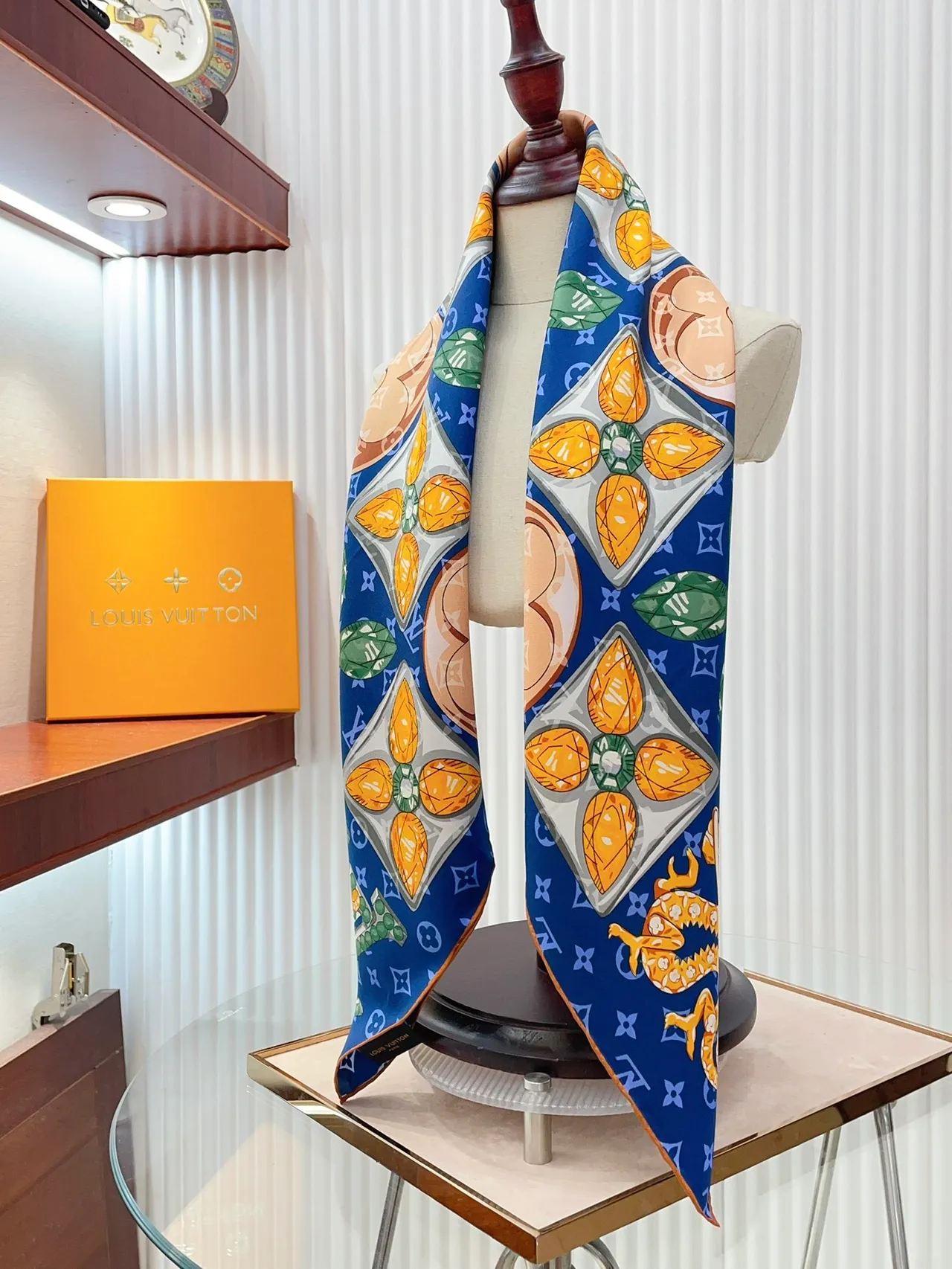 Louis Vuitton रत्न और ड्रैगन प्रिंट नेवी सिल्क स्कार्फ 8