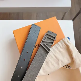 Louis Vuitton জ্যামিতিক LV বাকেল গ্রেন লেদার বেল্ট