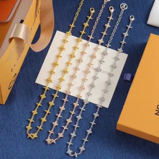 Colar Louis Vuitton Corrente com Elos de Ouro e Prata com Motivo Floral e Estrela