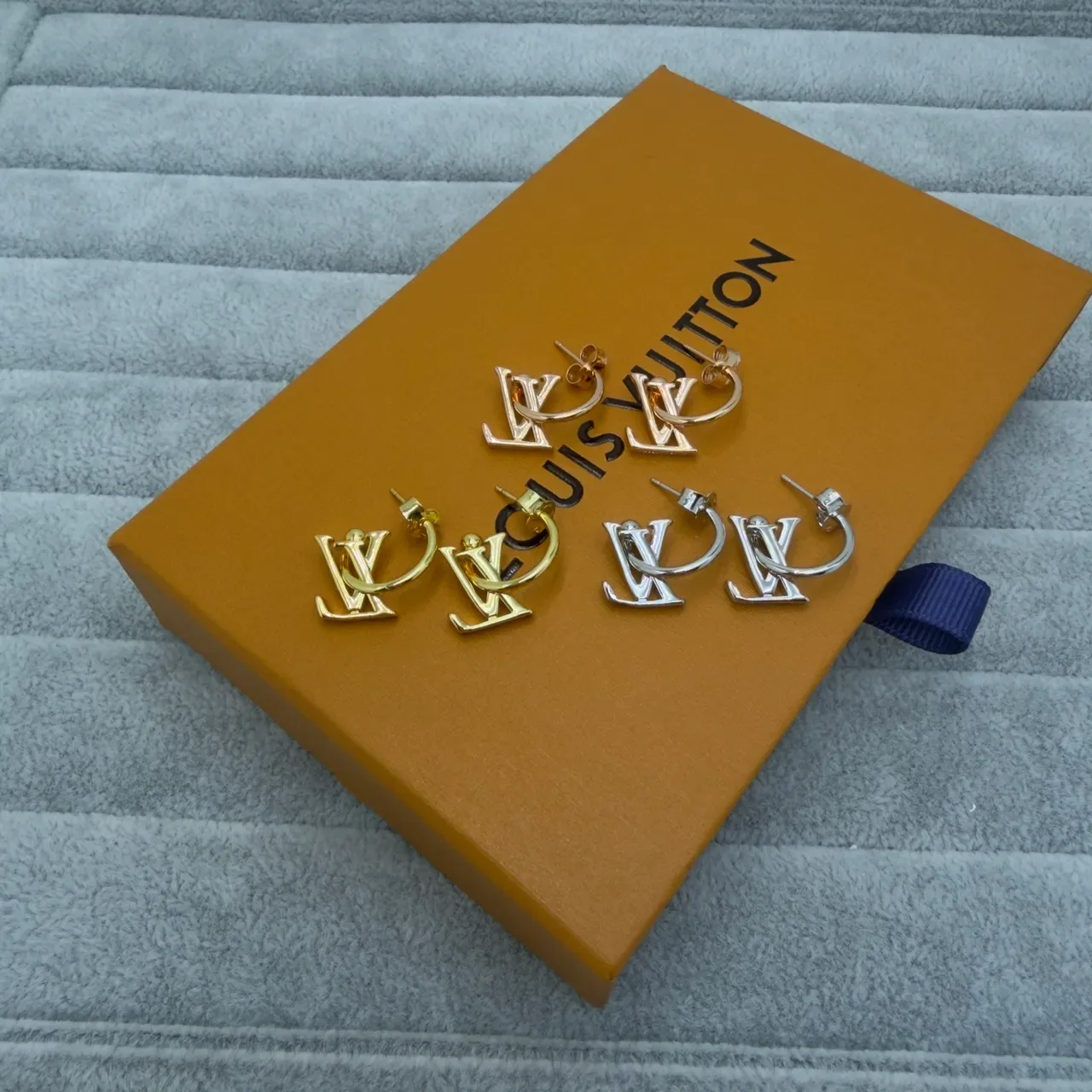 Brincos Louis Vuitton Monograma Ouro Prata Design Pendente Aros 3