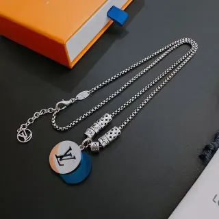 Colar Louis Vuitton Iconico Charm Pingente Disco Prata Azul Laranja