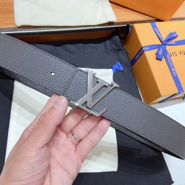 حزام لويس فيتون Interlocking LV Buckle جلد رمادي مقشر 4