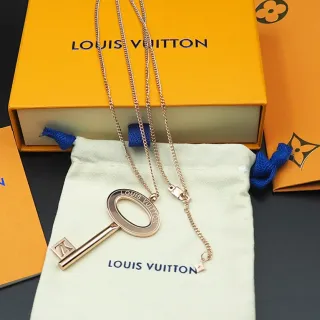 Colar Louis Vuitton Chave Bege Dourado Pendente de Metal