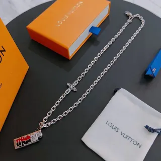 Louis Vuitton লাইটার এবং ক্রস পেন্ডেন্ট সিলভার চেইন নেকলেস
