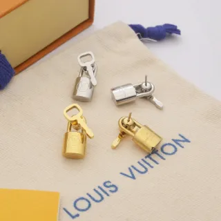 أقراط Louis Vuitton Lock and Key ذهبي فضي نمط معدن مصقول