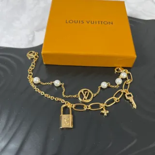 سوار لويس فويتون Lock Me Multi-Charm لون ذهبي لؤلؤ