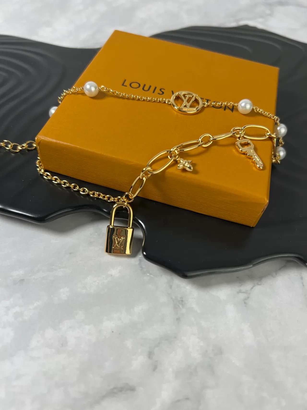 سوار لويس فويتون Lock Me Multi-Charm لون ذهبي لؤلؤ 3