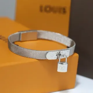 Louis Vuitton Lockit Pulsera de malla plateada con placa grabada de monograma