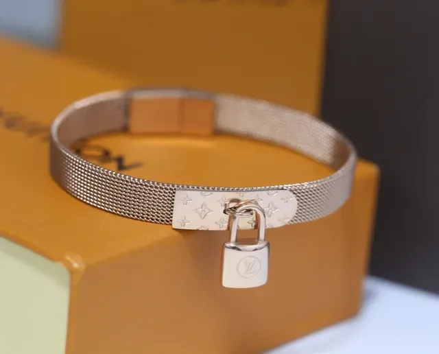 Louis Vuitton Lockit Pulseira de malha prateada com placa gravada de monograma 3