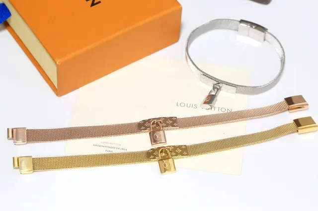 Louis Vuitton Lockit Pulseira de malha prateada com placa gravada de monograma 4