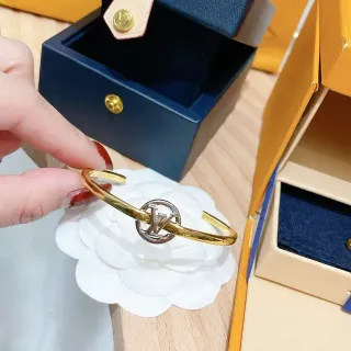 سوار لويس فيتون LV دائرية لون ذهبي متشابكة مونوغرام