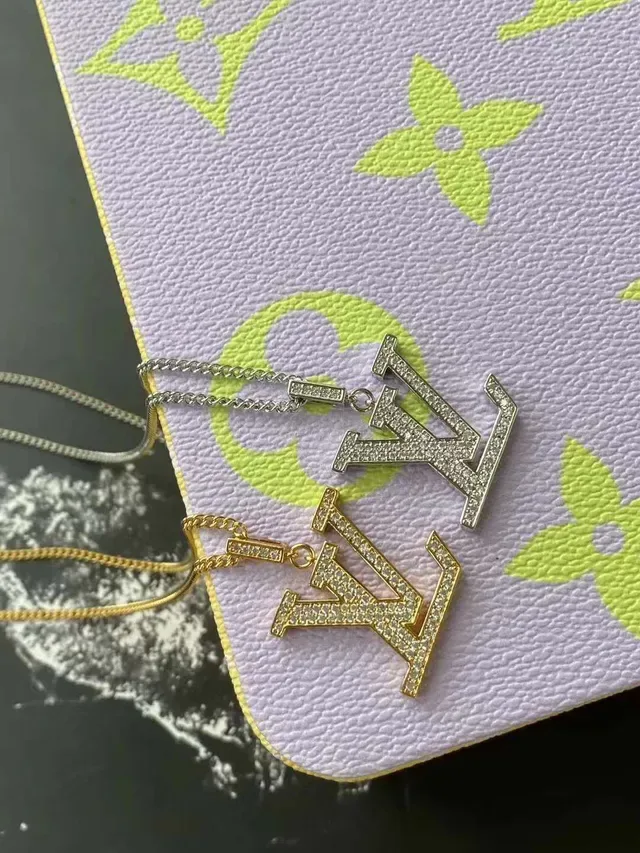 Louis Vuitton LV Idylle Blossom Colgante de oro blanco y diamantes 2