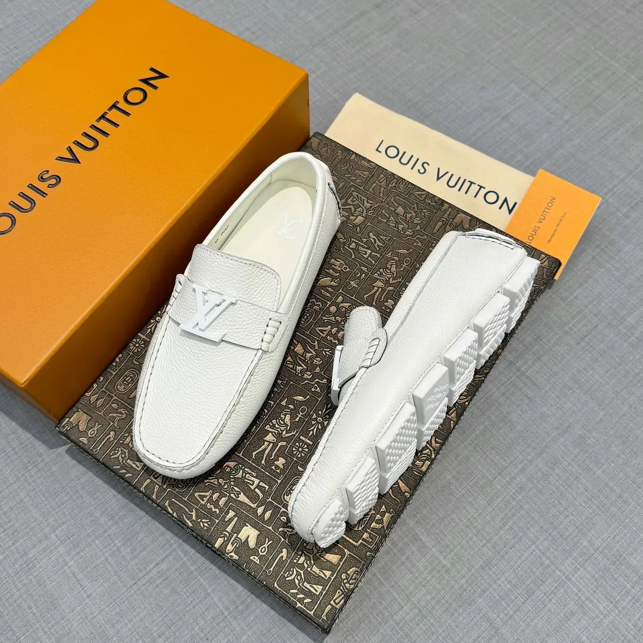 Louis Vuitton LV सफेद दानेदार चमड़ा मेटल बकल लोअफर 2