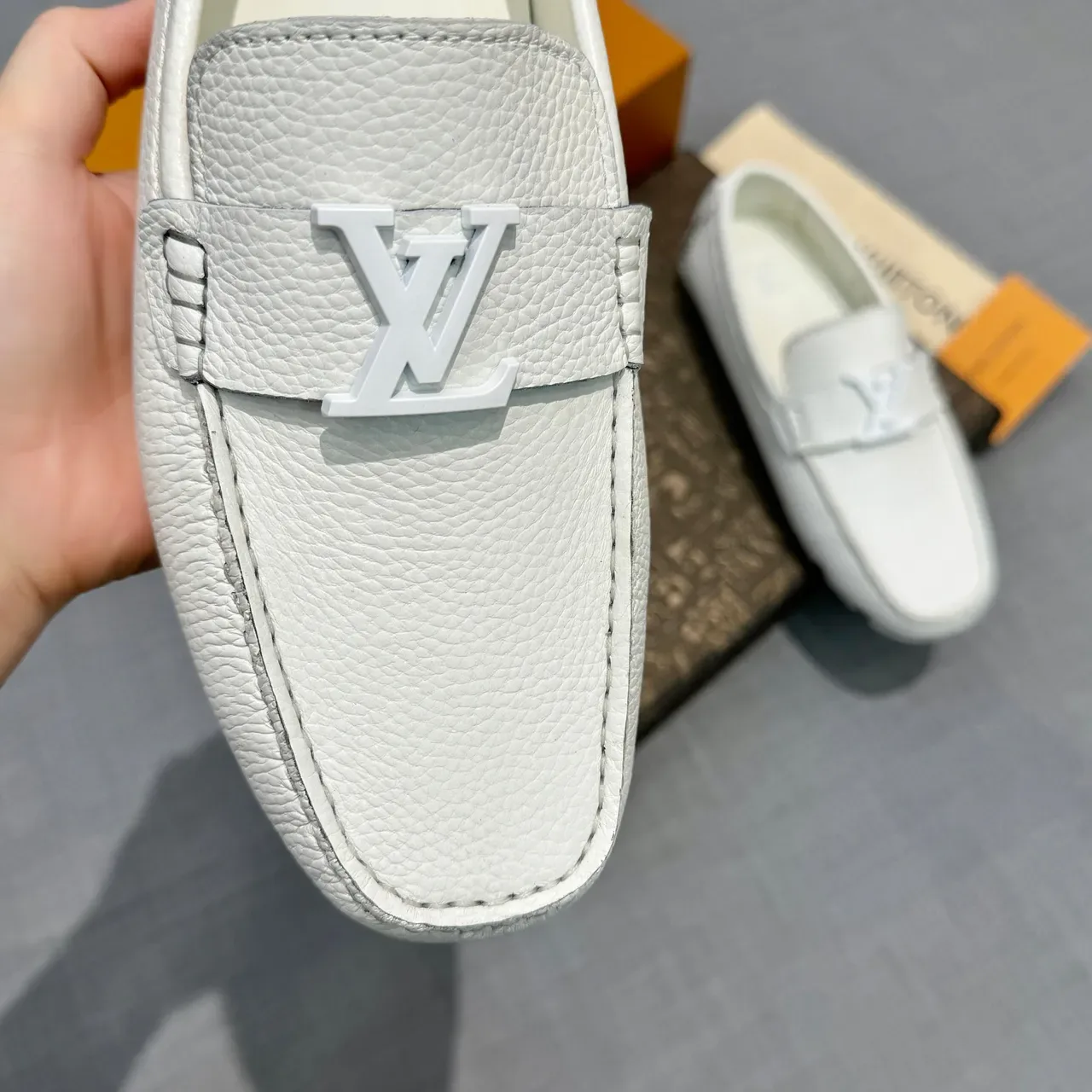 Louis Vuitton LV सफेद दानेदार चमड़ा मेटल बकल लोअफर 3
