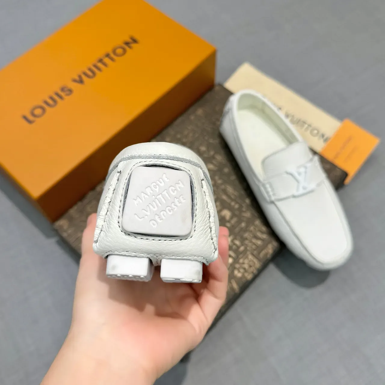 Louis Vuitton LV सफेद दानेदार चमड़ा मेटल बकल लोअफर 4