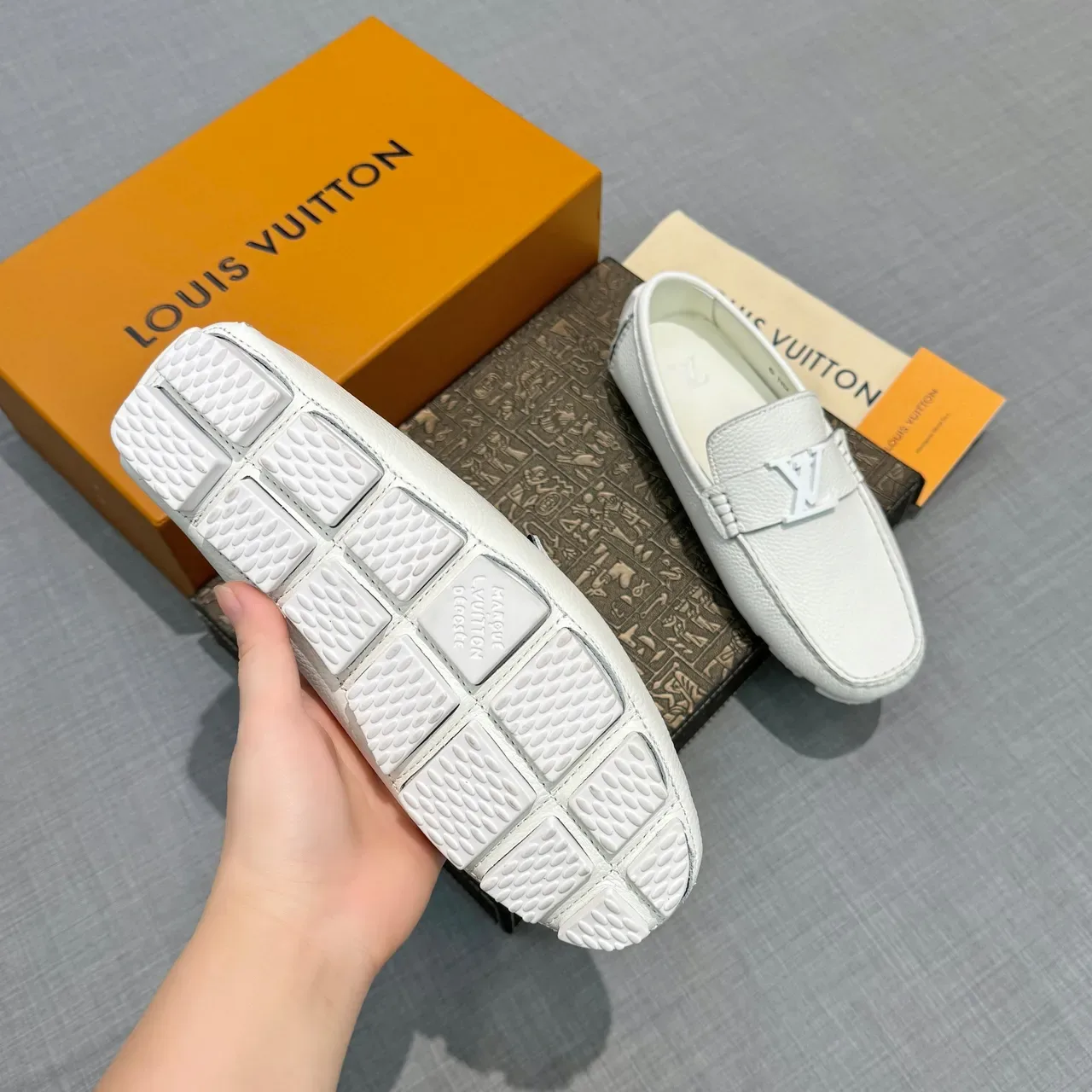 Louis Vuitton LV सफेद दानेदार चमड़ा मेटल बकल लोअफर 5