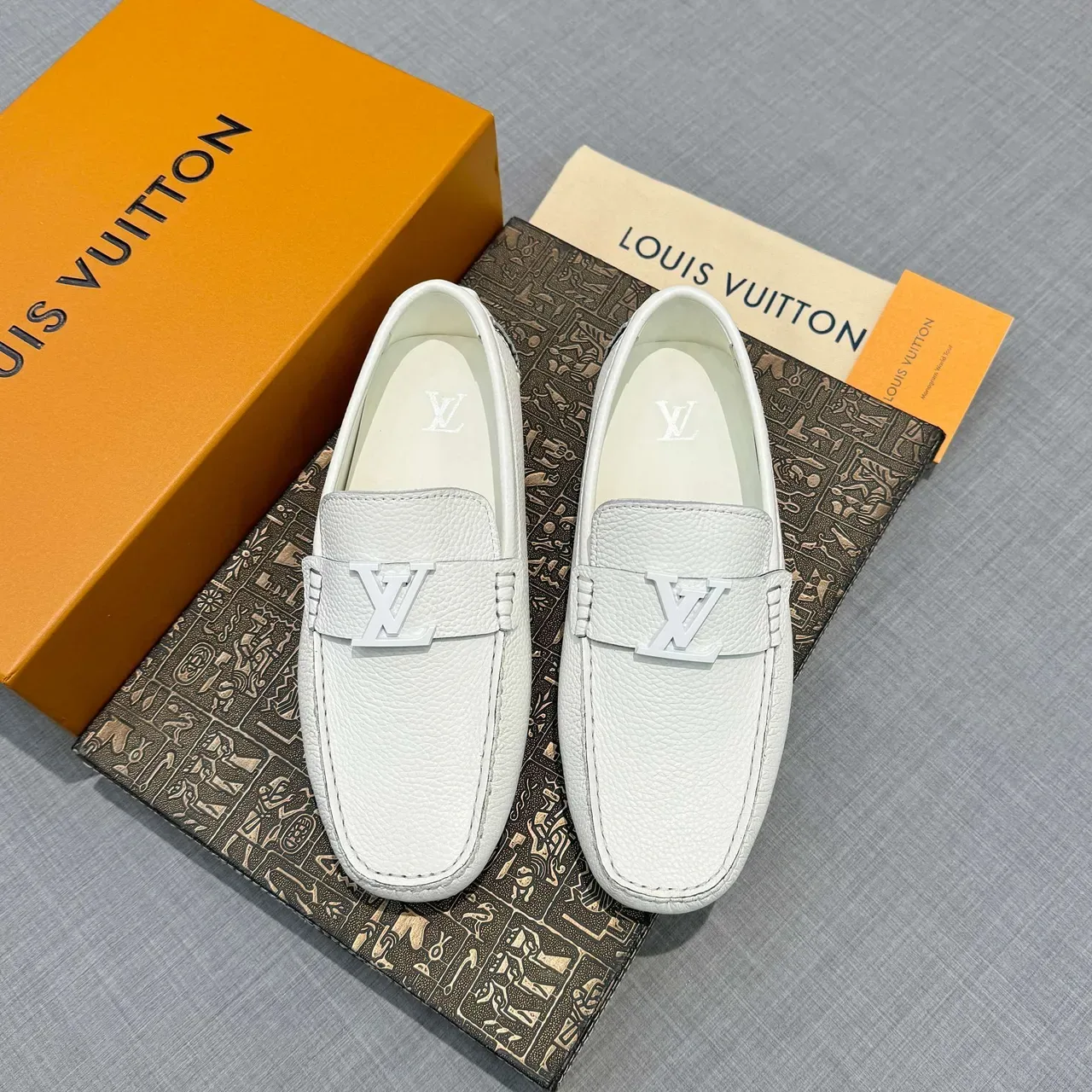 Louis Vuitton LV सफेद दानेदार चमड़ा मेटल बकल लोअफर 6