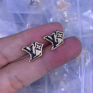 لويس فيتون LV Monogram إيمايل ذهبي وأسود أقراط دبوس