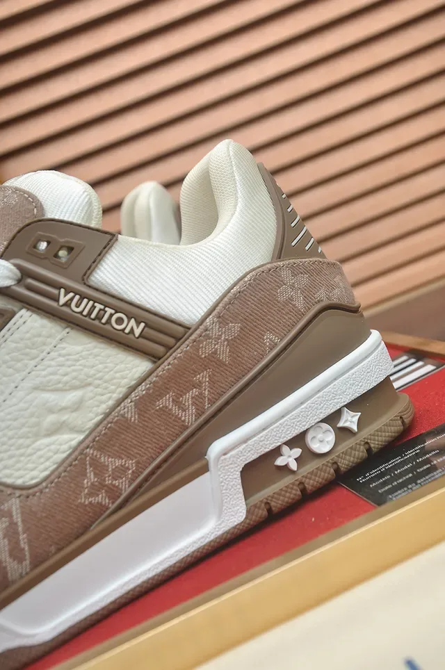 Louis Vuitton LV Trainer Beige Brown Monogram Canvas Sneakers Lifestyle con Capa Superior 2