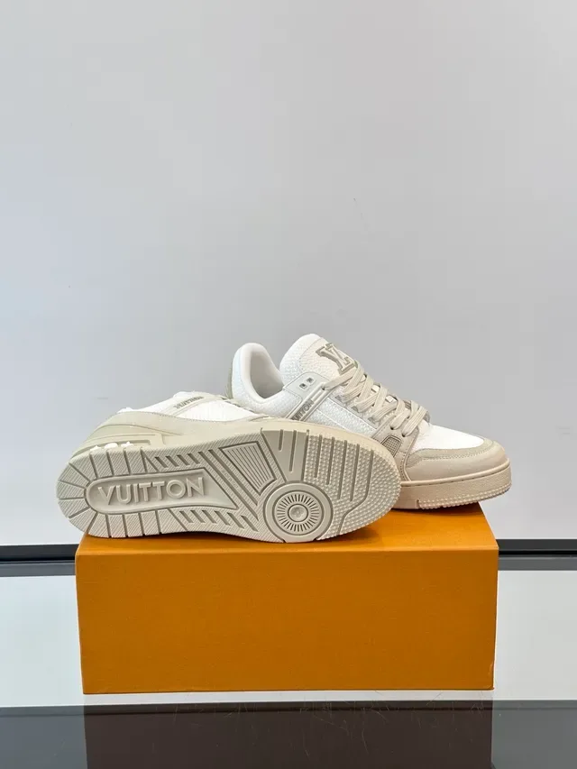 Louis Vuitton LV Trainer Beige Blanc Lanière Structurée Superposée Panneaux de Maille Texturés et de Cuir Sneakers Lifestyle 2