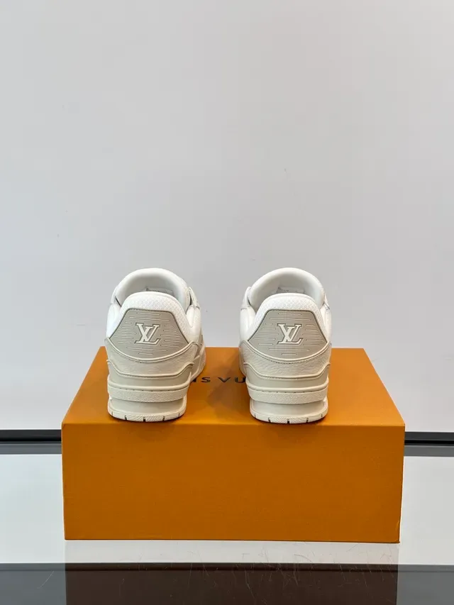 Louis Vuitton LV Trainer Beige Blanc Lanière Structurée Superposée Panneaux de Maille Texturés et de Cuir Sneakers Lifestyle 3