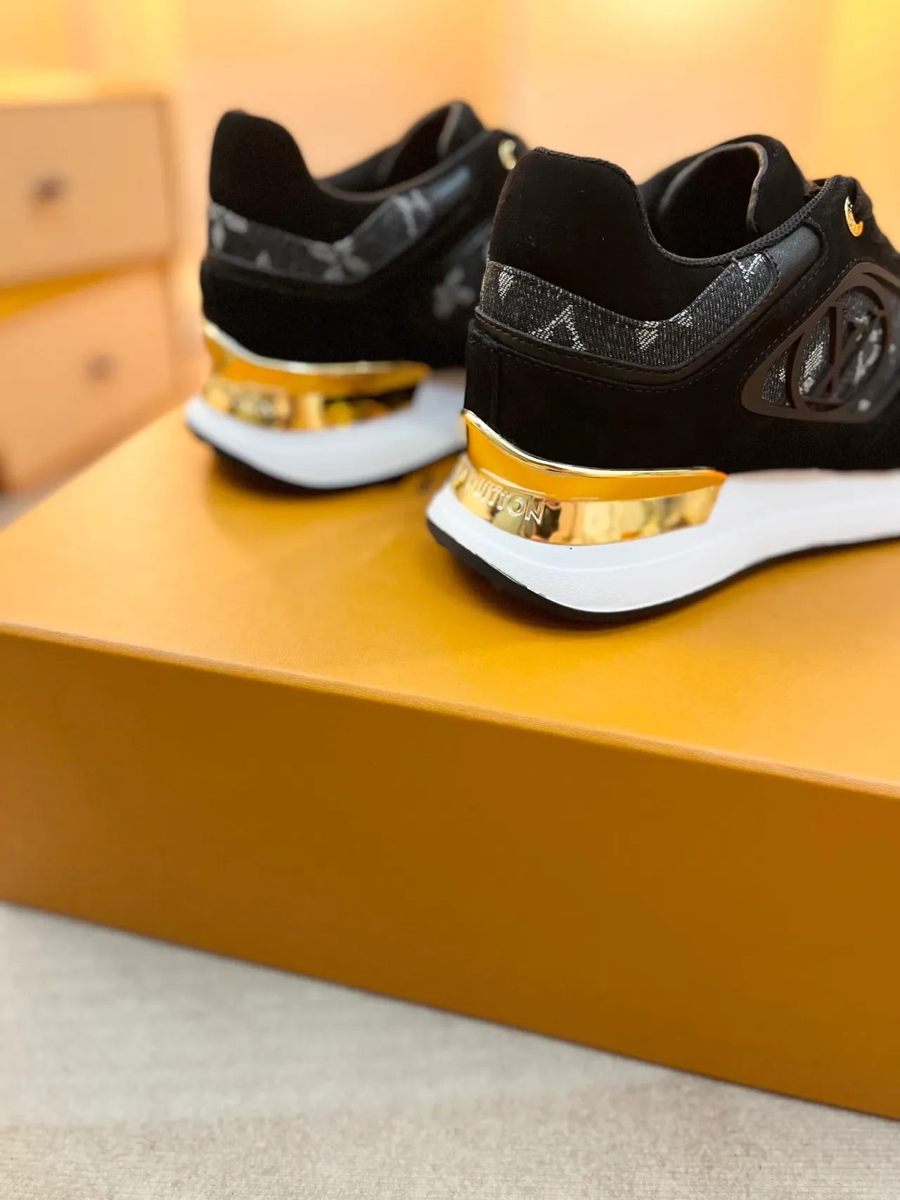 Louis Vuitton LV Trainer Preto Dourado Monogramado Textil Superposições de Camurça Tênis Lifestyle 2