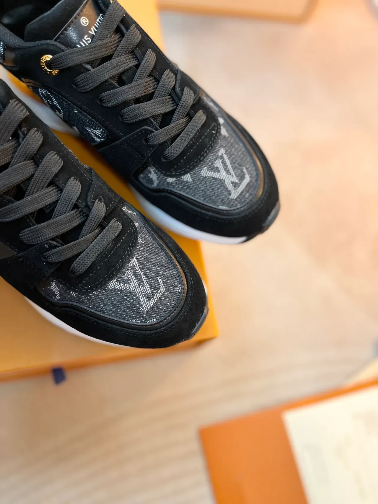 Louis Vuitton LV Trainer Preto Dourado Monogramado Textil Superposições de Camurça Tênis Lifestyle 3
