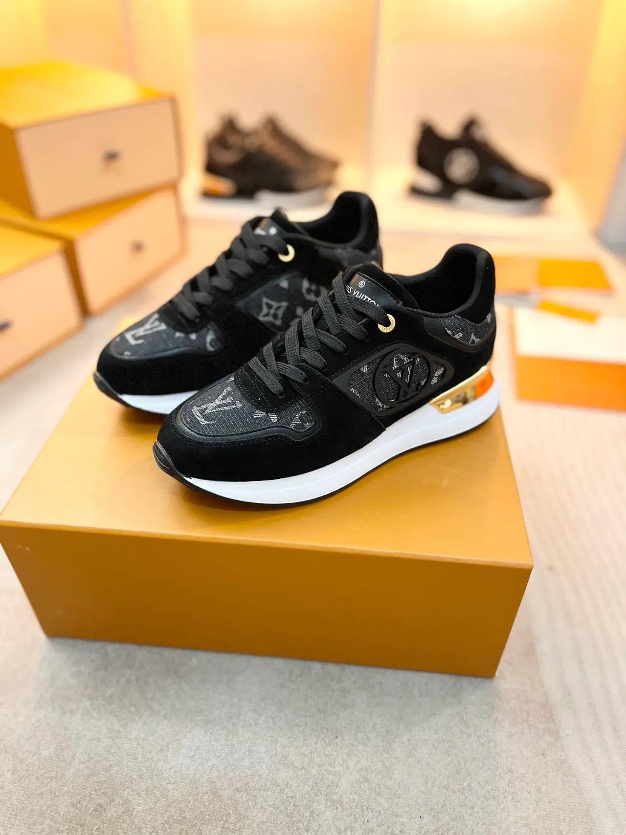 Louis Vuitton LV Trainer Preto Dourado Monogramado Textil Superposições de Camurça Tênis Lifestyle 4