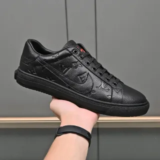 Louis Vuitton LV Trainer Tênis Pretos e Vermelhos Monograma Embossado Couro Textura Granulada Estilo de Vida