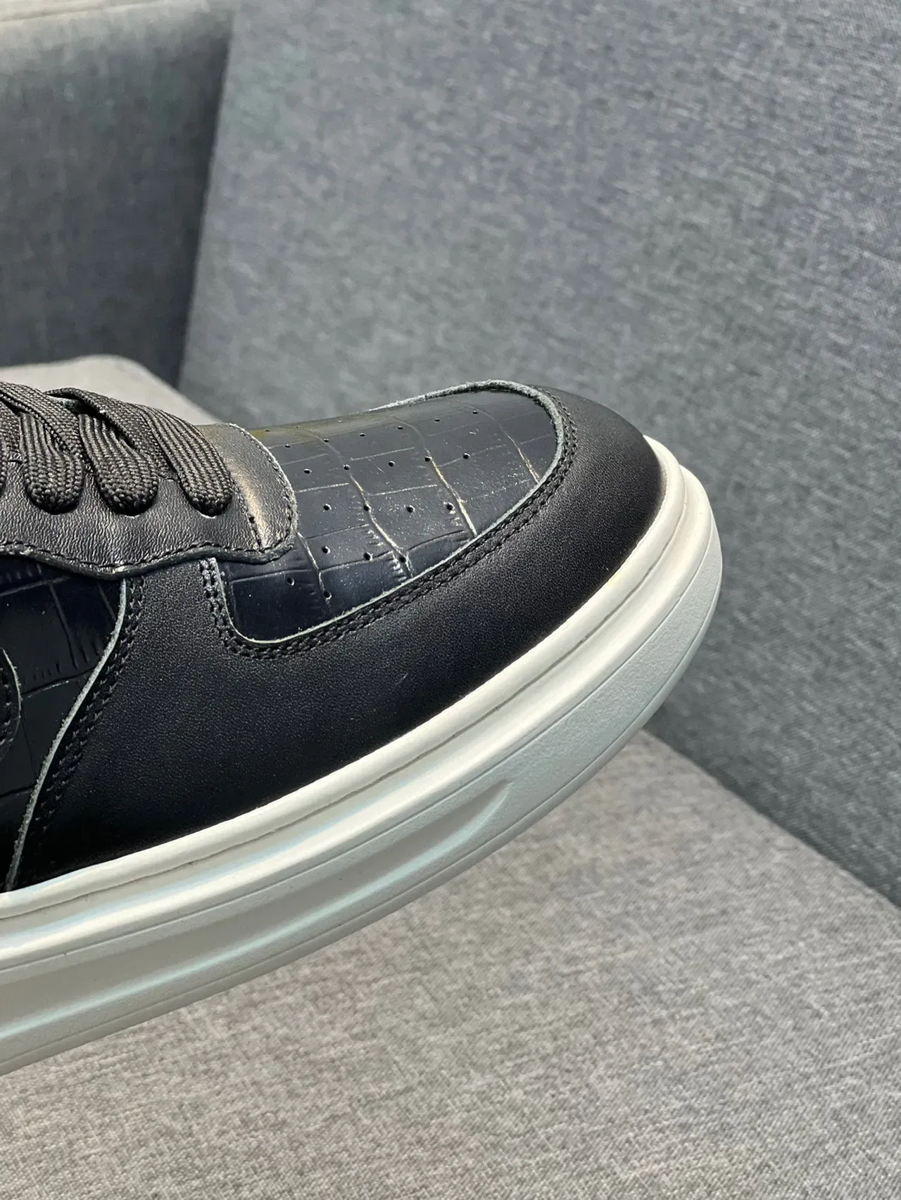 Louis Vuitton LV Trainer Black White Leather Upper Crocodile-Embossed Toe Cap Lifestyle Sneakers 3