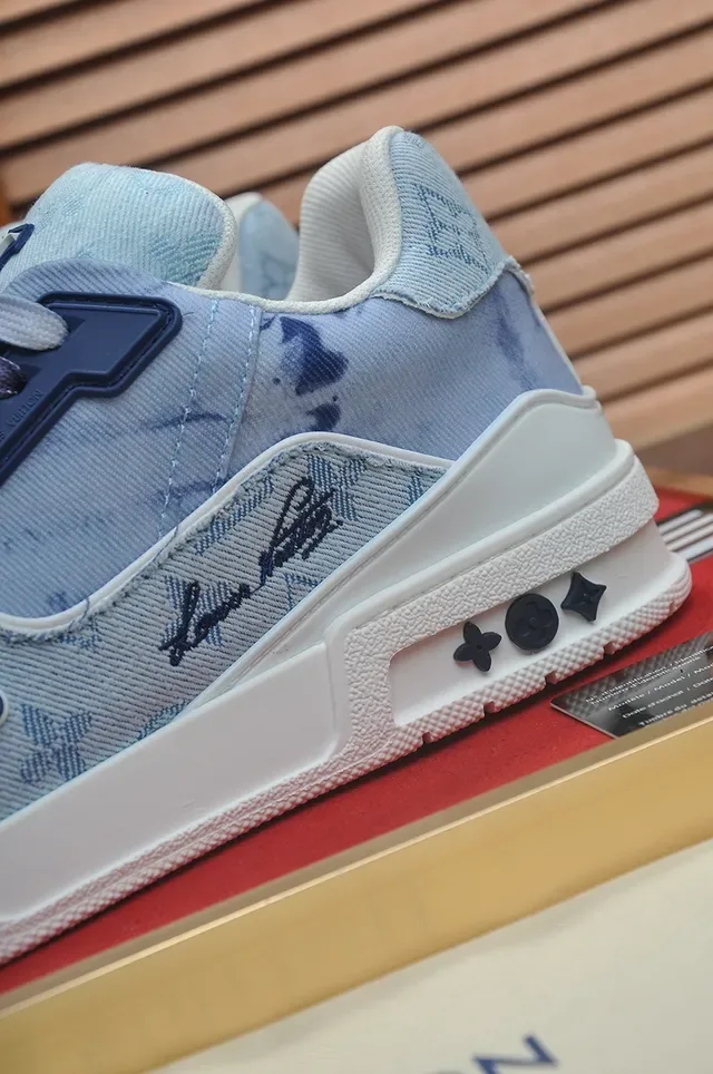 Louis Vuitton LV Trainer Sneakers Lifestyle Azul y Blanco con Upper de Denim y Suela Esculpida 2