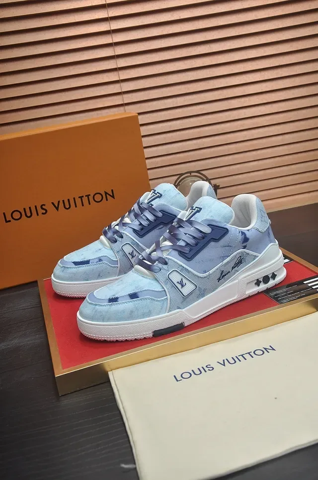 Louis Vuitton LV Trainer Sneakers Lifestyle Azul y Blanco con Upper de Denim y Suela Esculpida 4