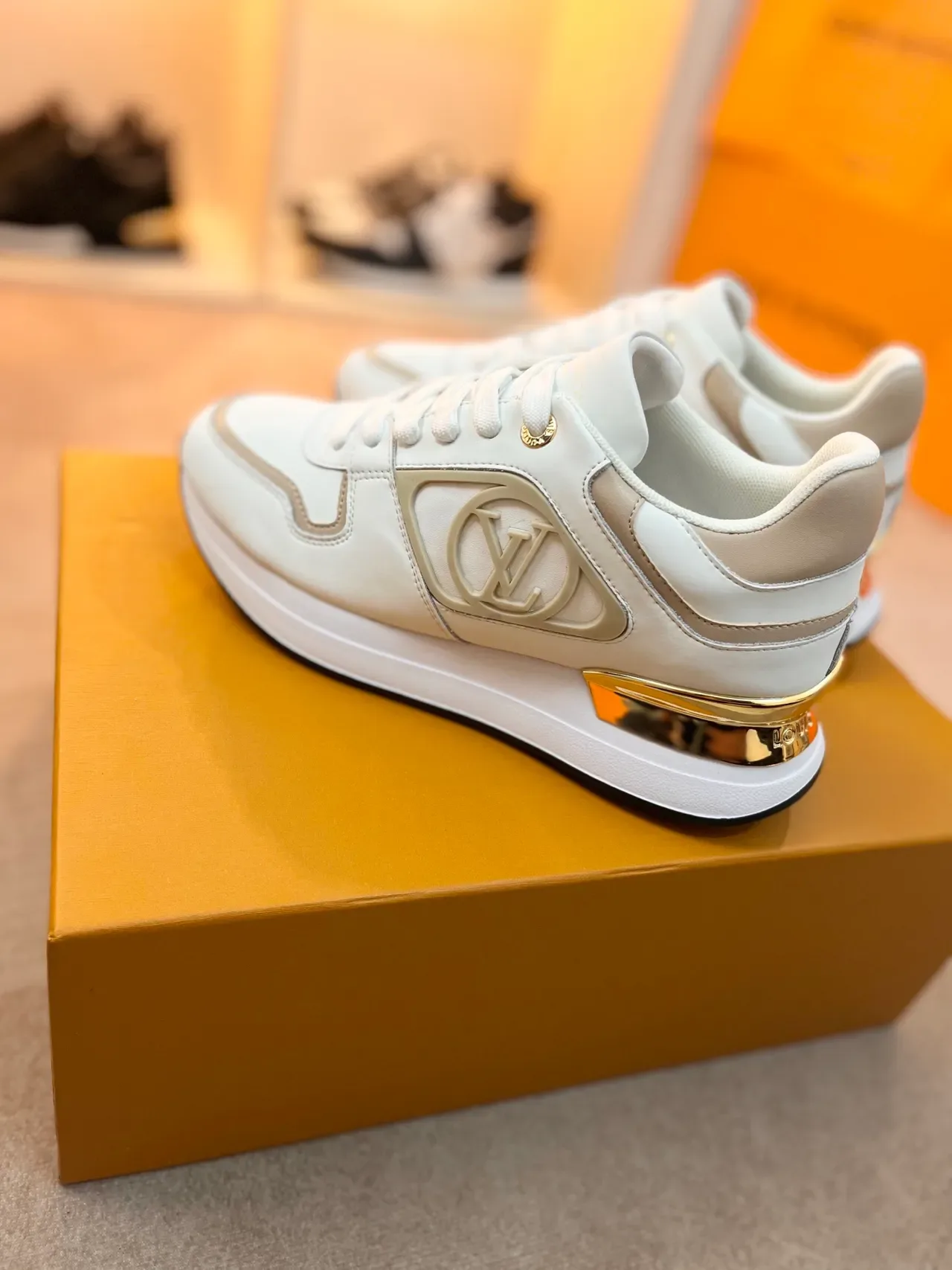 Louis Vuitton LV Trainer Blanc Beige Cuir Pané Monogram-Accented Lifestyle Sneakers 4