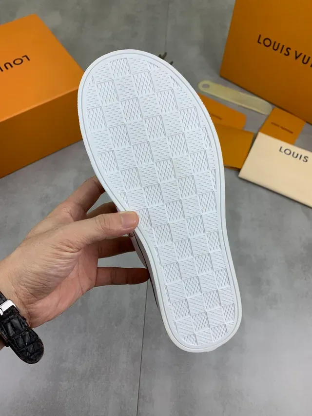 لويس فيتون LV Trainer حذاء أبيض بيج كانفاس مطبوع مونوغرام منخفضة مربوطة بالأحزمة نمط حياة 2
