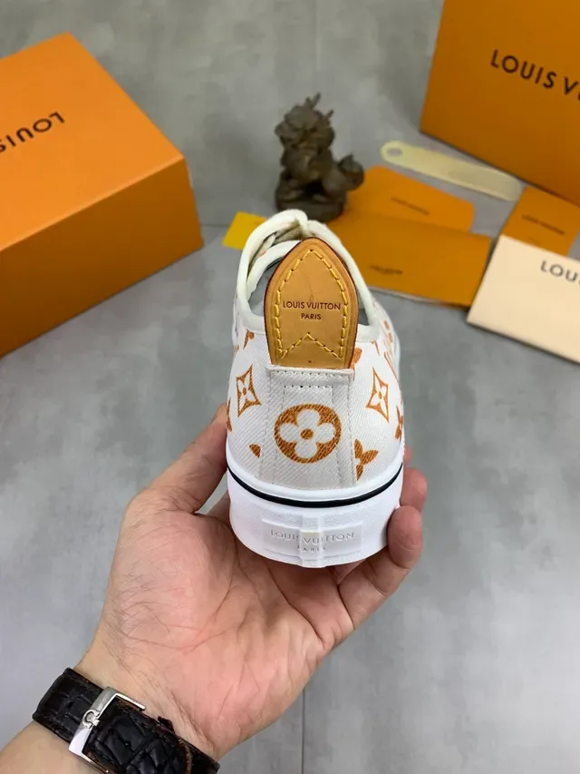 لويس فيتون LV Trainer حذاء أبيض بيج كانفاس مطبوع مونوغرام منخفضة مربوطة بالأحزمة نمط حياة 3