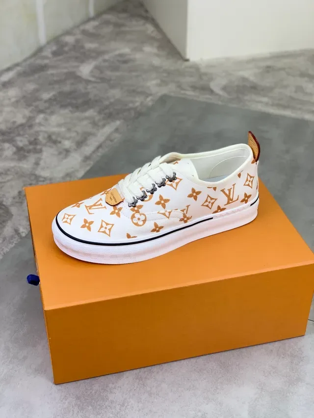 لويس فيتون LV Trainer حذاء أبيض بيج كانفاس مطبوع مونوغرام منخفضة مربوطة بالأحزمة نمط حياة 4