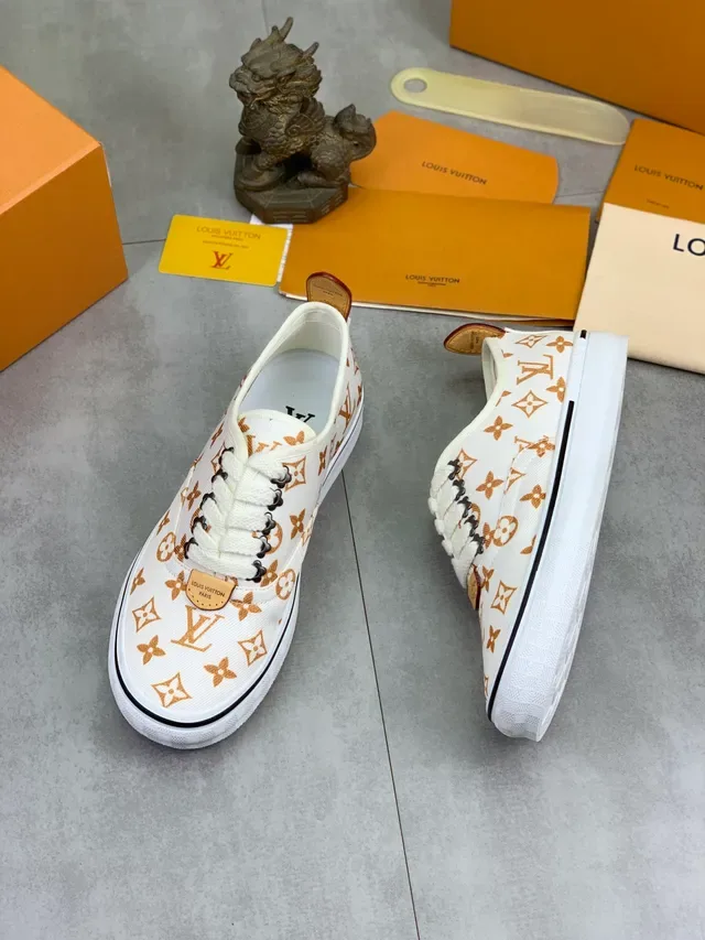 لويس فيتون LV Trainer حذاء أبيض بيج كانفاس مطبوع مونوغرام منخفضة مربوطة بالأحزمة نمط حياة 5
