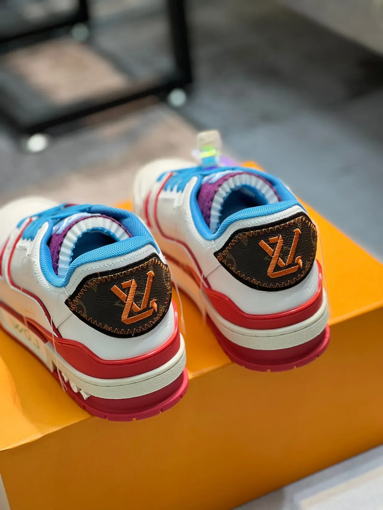 Louis Vuitton LV Trainer Sneakers Lifestyle Blanc Bleu Cuir Perforé À L'avant-pied 2