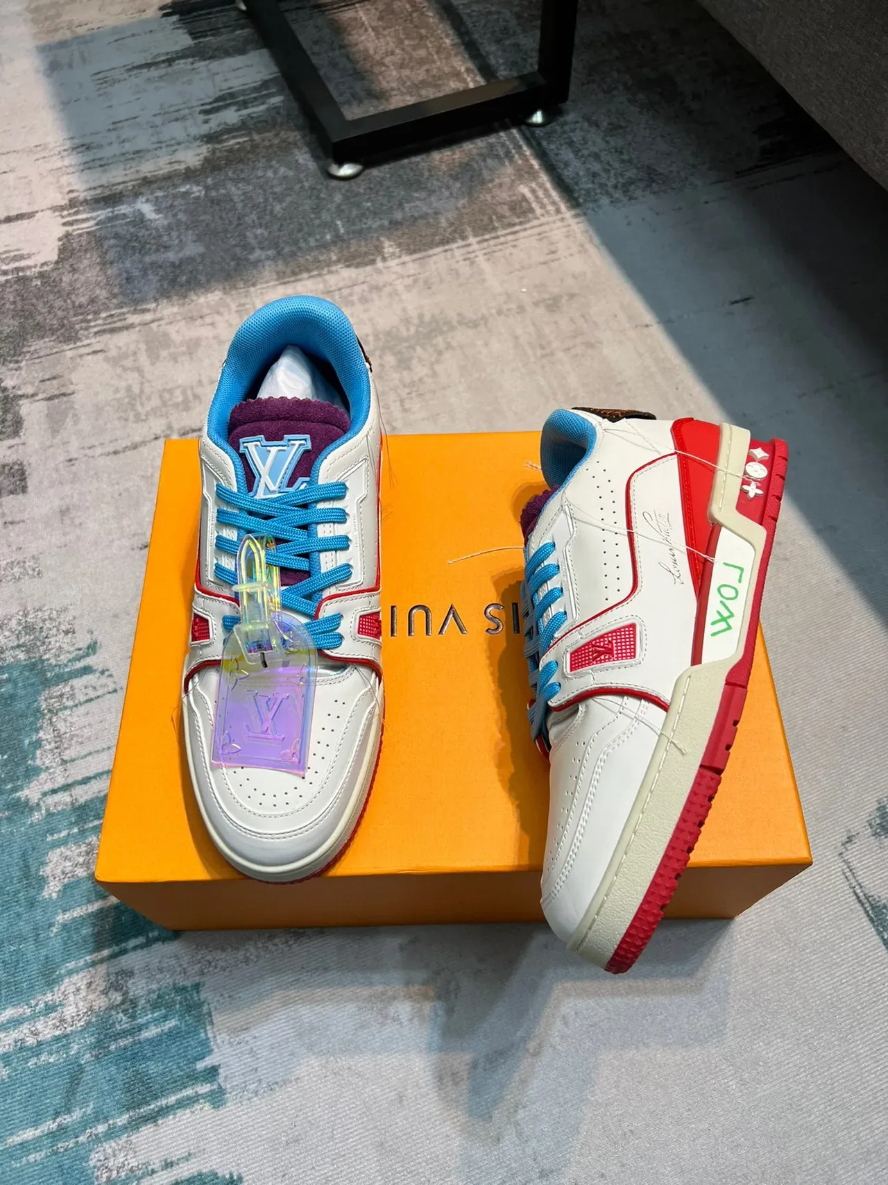 Louis Vuitton LV Trainer Sneakers Lifestyle Blanc Bleu Cuir Perforé À L'avant-pied 4