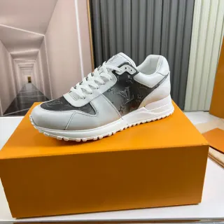 Louis Vuitton LV Trainer Tênis Lifestyle Branco Cinza Couro Monogramado Construção de Painel em Camadas