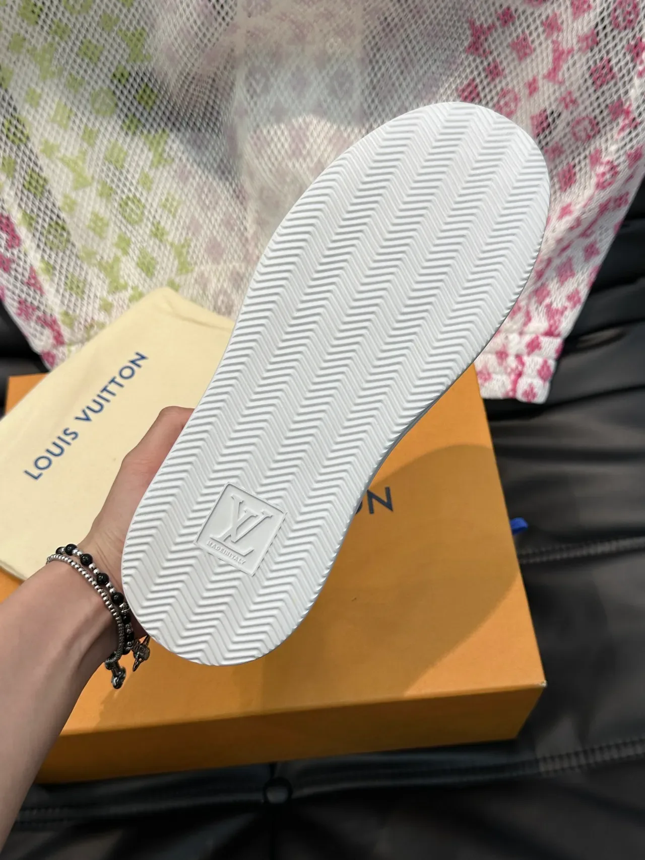 Louis Vuitton LV Trainer Sneakers Lifestyle Blancs Gris en Cuir Perforé Supérieur avec Motif en Relief 2